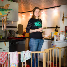 Businessportrait mit Linestyle Artwork Anna-Jäger-Hauer-Künstlerportrait-zwischen-kind-kunst-und-arbeit