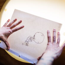 Ein leeres Blatt auf der darunterliegenden Zeichnung. Zeichnen am Leuchttisch. Künstlerportrait in Hennef. LS Photographie Düren.