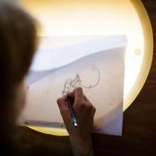 Jedes einzelne Bild wird von Hand gezeichnet. Zeichnen am Leuchttisch. Künstlerportrait in Hennef. LS Photographie Düren.