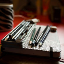 Kleines Skizzenbuch, Bleistifte und Radiergummi. Arbeitsutensilien von Linestyle Artwork. Künstlerportrait von Fotograf Düren.