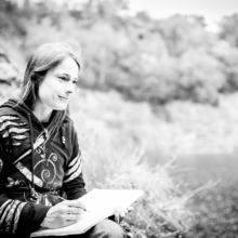 Anna Jäger-Hauer zeichnet in ihrem Skizzenbuch. Schwarz-weiß-Aufnahhme Künstlerportrait am Basaltkrater von LS Photographie Düren.