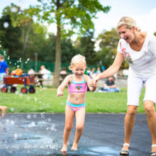 Imagefotos für das Bubenheimer Spieleland in Nörvenich - Spielen im Wasser auf einem Fotoshooting für das Bubenheimer-Spieleland Erstellung von Bildern für Flyer und Webauftritt durch Fotograf Sebastian Lehmann aus Düren