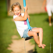 Imagefotos für das Bubenheimer Spieleland in Nörvenich - Seilbahn fahren auf einem Fotoshooting für das Bubenheimer-Spieleland Erstellung von Bildern für Flyer und Webauftritt durch Fotograf Sebastian Lehmann aus Düren
