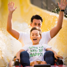 Imagefotos für das Bubenheimer Spieleland in Nörvenich - Wasser-Rutsche fahren auf einem Fotoshooting für das Bubenheimer-Spieleland Erstellung von Bildern für Flyer und Webauftritt durch Fotograf Sebastian Lehmann aus Düren
