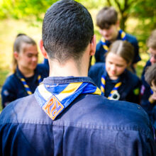Ein Rover erklärt jüngeren Pfadfindern etwas. Aussagekräftige Imagebilder von LS Photographie - Sebastian Lehmann für die Pfadfinder vom BdP LV NRW e.V.