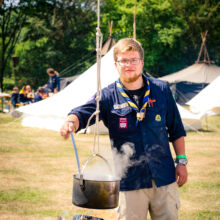 Kochen auf einem Feuertisch über offenem Feuer. Aussagekräftige Imagefotos von LS Photographie - Sebastian Lehmann für die Pfadfinder vom BdP LV NRW e.V.