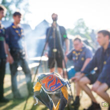 Ein abgenutztes Ranger/Rover Halstuch. Dahinter ein paar R/R beim grillen. Aussagekräftige Imagefotos von LS Photographie - Sebastian Lehmann für die Pfadfinder vom BdP LV NRW e.V.